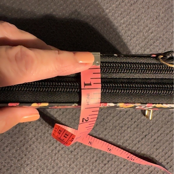 🎉Black Floral Padded Crossbody Wallet - Like New - Picture 6 of 10